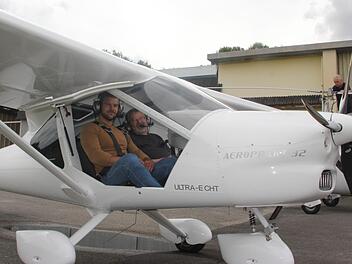Startklar zum Abheben: FT-Volontär Sven Dörr (links) mit Pilot Gerold Mahlmeister in der Aeroprakt A 32 - einem Ultraleichtflieger. Die Kabinenbreite von 1,28 Meter bietet genügend Platz.  Foto: Franz Hardi