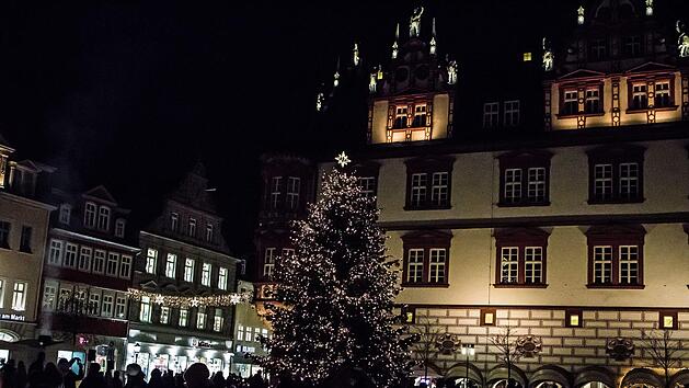 Auf den Weihnachtsmarkt m&uuml;ssen die coburger in diesem Jahr verzichten. Immerhin aber gibt es einen Weihnachtsbaum am vertrauten Platz. Und seit Freitag leuchtet er auch.Foto: Jochen Berger