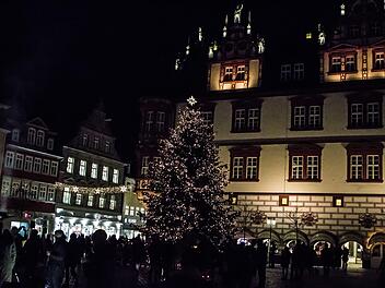 Auf den Weihnachtsmarkt müssen die coburger in diesem Jahr verzichten. Immerhin aber gibt es einen Weihnachtsbaum am vertrauten Platz. Und seit Freitag leuchtet er auch.Foto: Jochen Berger