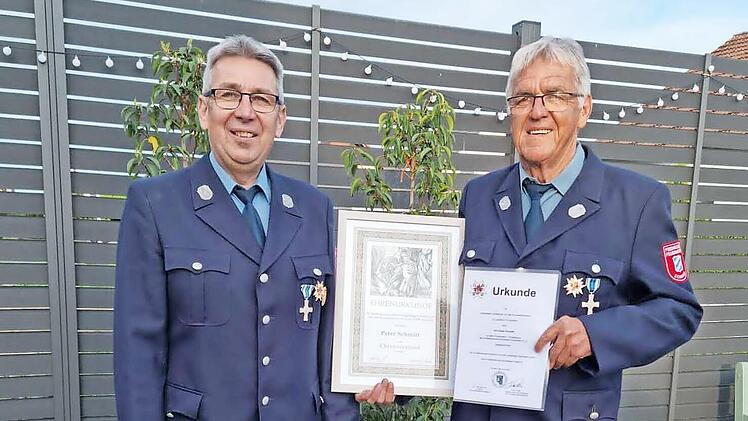 Vorsitzender Reinhold Ruschig &uuml;berreicht dem neuen Ehrenvorsitzenden Peter Schmitt (r.) die Ernennungsurkunde.