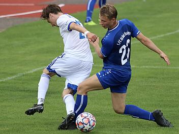 Enges Derby: Samuel Radi (Münnerstadt) im Clinch mit Michael Salzmann vom FC 06 Bad Kissingen. Foto: Sebastian Schmitt