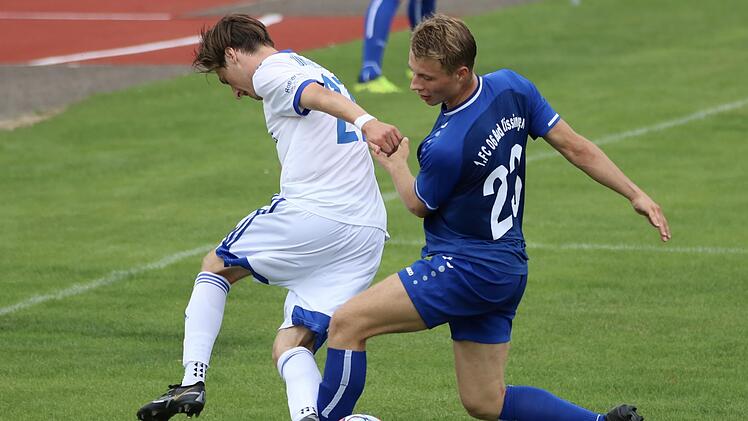 Enges Derby: Samuel Radi (Münnerstadt) im Clinch mit Michael Salzmann vom FC 06 Bad Kissingen. Foto: Sebastian Schmitt
