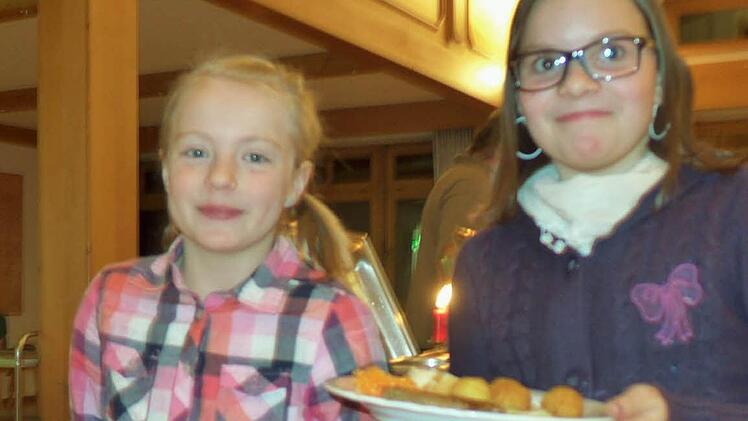 Musizieren macht hungrig: Nach Ihrem Vortrag mit Saxophon und Flöte stärken sich Helena Reinwand (li.) und Lea Fuchs am Buffet. Foto: Sabine Meißner