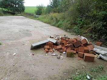 Die Sitzgelegenheiten auf demLagerplatz bei Falkendorf wurden zerschlagen.  Foto: Richard Sänger