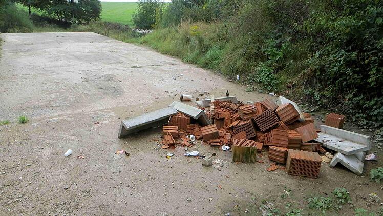Die Sitzgelegenheiten auf demLagerplatz bei Falkendorf wurden zerschlagen.  Foto: Richard Sänger