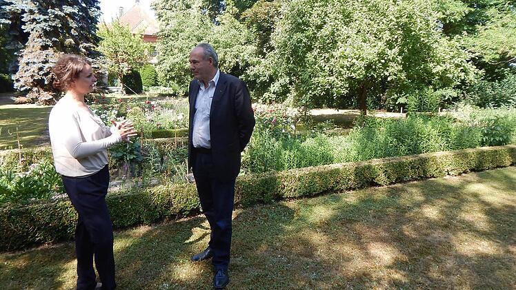 Svenja Kreiner und Jürgen Ganzmann von der WAB Kosbach auf dem Anwesen in der Aischer Straße 10. Hier wird den minderjährigen Flüchtlingen ab Herbst auch ein großer Garten zur Verfügung stehen.
