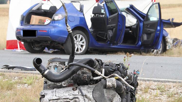 Der Motorblock wurde aus dem Mazda gerissen. Foto: Jürgen Gärtner