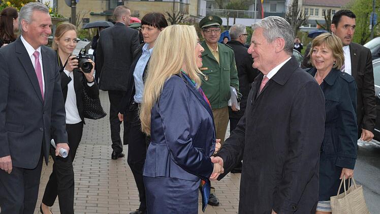 Joachim Gauck im Gespräch mit Gesundheitsministerin Melanie Huml.