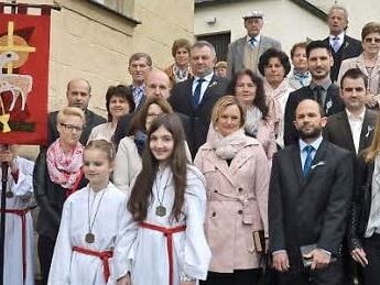 Die Jubelkommunikanten der Pfarrei Posseck mit Pater Haagen (r.) und Mesner Helmut Müller (dahinter) Foto: eh