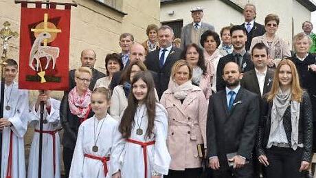 Die Jubelkommunikanten der Pfarrei Posseck mit Pater Haagen (r.) und Mesner Helmut Müller (dahinter) Foto: eh