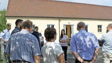 Bürgermeisterin Christiane Meyer (Mitte) erläutert den Stadträten vor der Schreinerei das neue Nutzungskonzept. Foto: Carmen Schwind