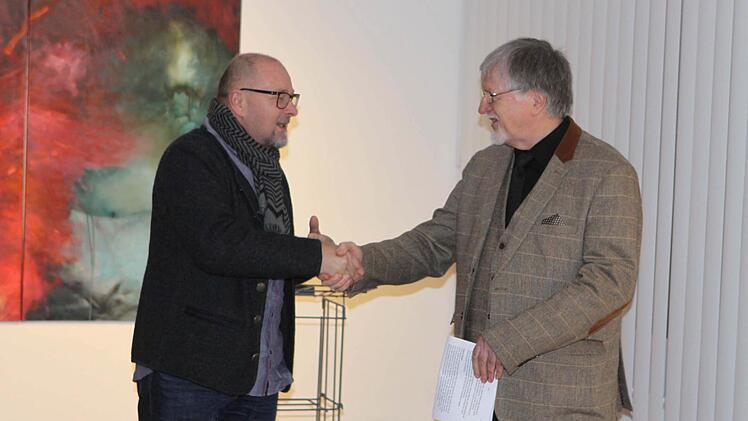 Im Namen der sieben Bayreuther Künstler dankte Bernd Romankiewitz (links) dem Vorsitzenden der KKV Karol J. Hurec für die Möglichkeit in der schönen Galerie in Kronach ausstellen zu dürfen.  Foto: Michael Wunder