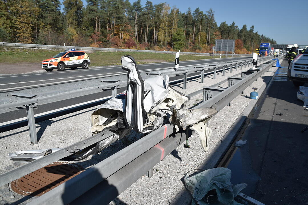 A6 bei Nürnberg: Kleintransporter fährt auf Stauende auf – Fahrer stirbt noch an Unfallstelle