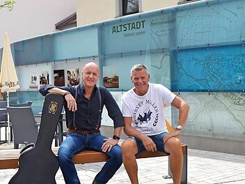 Rudi Hupka (links) und Thomas Raab freuen sich auf die musikalische Premiere am neuen N&uuml;rnberger-Tor-Platz.  Fotos: Bernhard Panzer