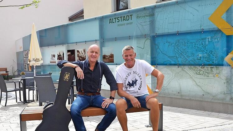 Rudi Hupka (links) und Thomas Raab freuen sich auf die musikalische Premiere am neuen N&uuml;rnberger-Tor-Platz.  Fotos: Bernhard Panzer