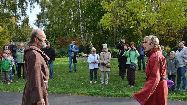 Stationentheater über das Leben des Heiligen Franz von Assisi im Klostergarten von Bad Königshofen. Hanns Friedrich