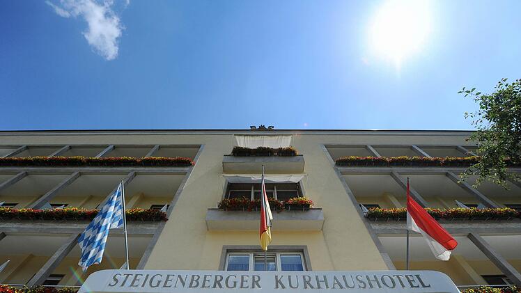 In den 1950er Jahren wurde die Fassade modernisiert, das Bild zeigt den Haupteingang des Hotels im Juli 2010.  Foto: David Ebener dpa/lby