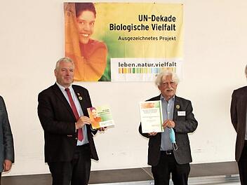 Bei der Auszeichnung des IfBI mit der UN-Dekade (von links): Bund-Naturschutz-Ehrenvorsitzender Hubert Weiger, Bürgermeister Jürgen Hennemann, Klaus Mandery (IfBI-Vorsitzender) und der Vizepräsident der Entomologischen Gesellschaf, Hans Mühle.  Fotos: Günther Geiling