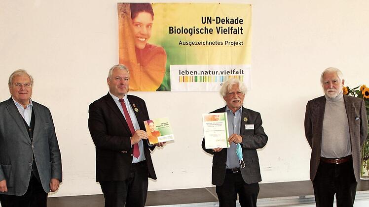 Bei der Auszeichnung des IfBI mit der UN-Dekade (von links): Bund-Naturschutz-Ehrenvorsitzender Hubert Weiger, Bürgermeister Jürgen Hennemann, Klaus Mandery (IfBI-Vorsitzender) und der Vizepräsident der Entomologischen Gesellschaf, Hans Mühle.  Fotos: Günther Geiling