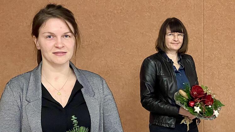 Blumen zum voraussichtlichen Abschied: Katharina Edelmann und Cordula Kuhlmann haben sich im Rahmen des Konversionsmanagements in der Marktgemeinde Wildflecken stark engagiert.Foto Sebastian Schmitt