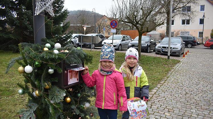 Sophie und Valentina Fischer bringen Post fürs Christkind.  Foto: Petra Malbrich