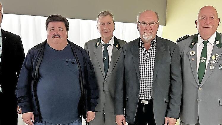 Erster Bürgermeister Timo Ehrhardt, Reinhard Treuner, Gerd Baumann, Wolfgang Schmidt (alle 50 Jahre), Erster Schützenmeister Johannes Haase bei der Generalversammlung
