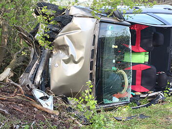 Auto kommt alleinbeteiligt von Fahrbahn ab: Ursache bislang unklar