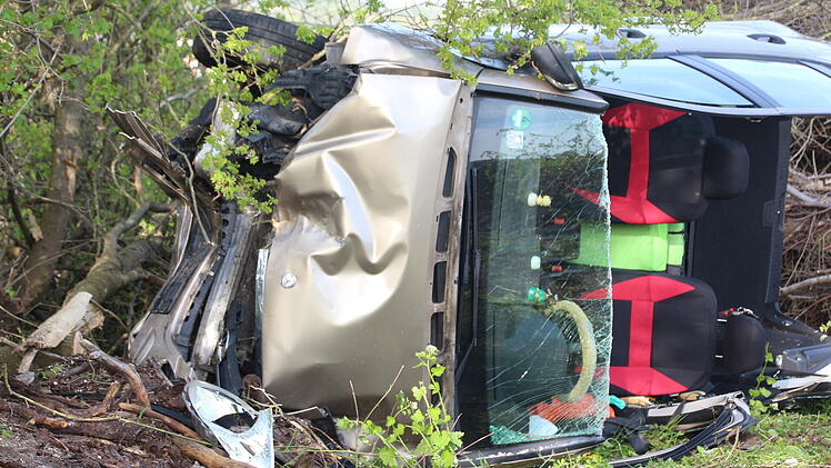 Auto kommt alleinbeteiligt von Fahrbahn ab: Ursache bislang unklar
