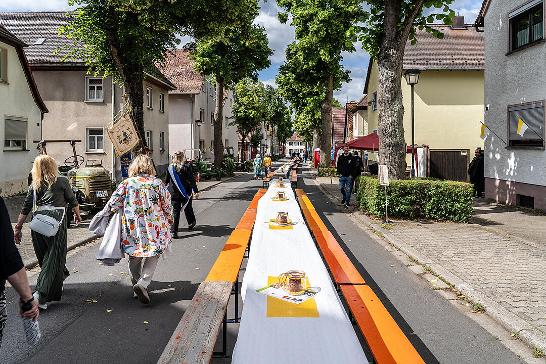 Festliche Genussmeile mit vielen verschiedenen regionalen Spezialitäten. Festliche Genussmeile mit vielen verschiedenen regionalen Spezialitäten.