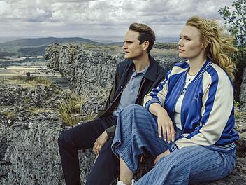 Rosalie Thomass und Fabian Hinrichs blicken als Emilia Rathgeber und Felix Voss (hier auf dem Staffelberg bei Steffalstein) in tiefe menschliche Abgr&uuml;nde.