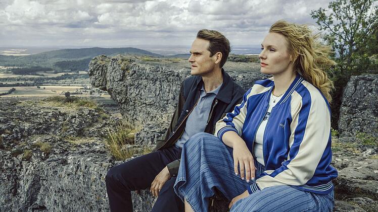 Rosalie Thomass und Fabian Hinrichs blicken als Emilia Rathgeber und Felix Voss (hier auf dem Staffelberg bei Steffalstein) in tiefe menschliche Abgr&uuml;nde.
