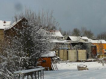 Winterruhe am Untersteinacher Schützenhaus. Die Sportstätte, die Ende September durch einen Brand komplett vernichtet wurde, soll auf der bisherigen Bodenplatte wieder aufgebaut werden. Foto: Klaus-Peter Wulf