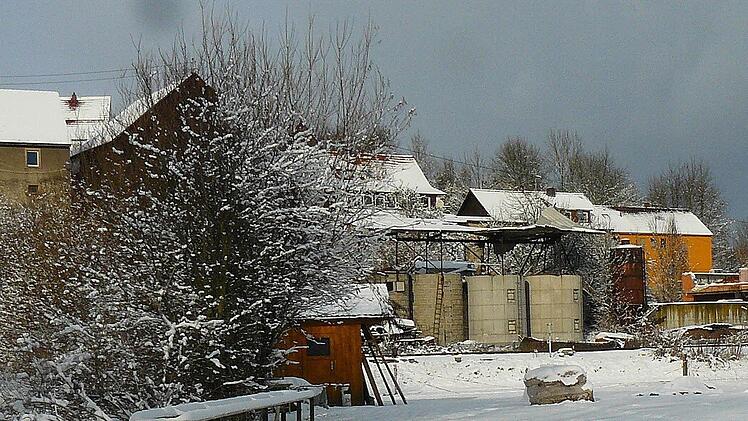Winterruhe am Untersteinacher Schützenhaus. Die Sportstätte, die Ende September durch einen Brand komplett vernichtet wurde, soll auf der bisherigen Bodenplatte wieder aufgebaut werden. Foto: Klaus-Peter Wulf