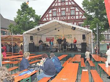 Viel Platz gab es auf den Bänken beim Altstadtfest. Der Grund: Dauerregen.  Fotos: Roland Meister