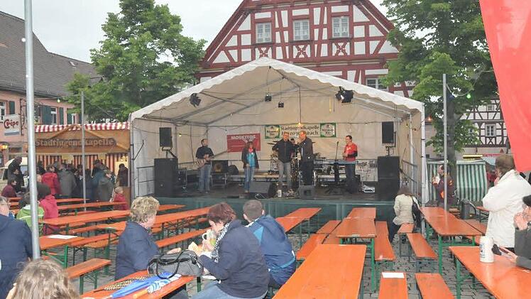 Viel Platz gab es auf den Bänken beim Altstadtfest. Der Grund: Dauerregen.  Fotos: Roland Meister
