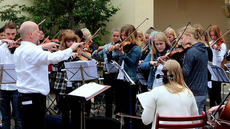 Björn Jönsson ist einer von zwei Dirigenten des Jugendsinfonieorchesters Eskilstuna. Foto: Johanna Blum