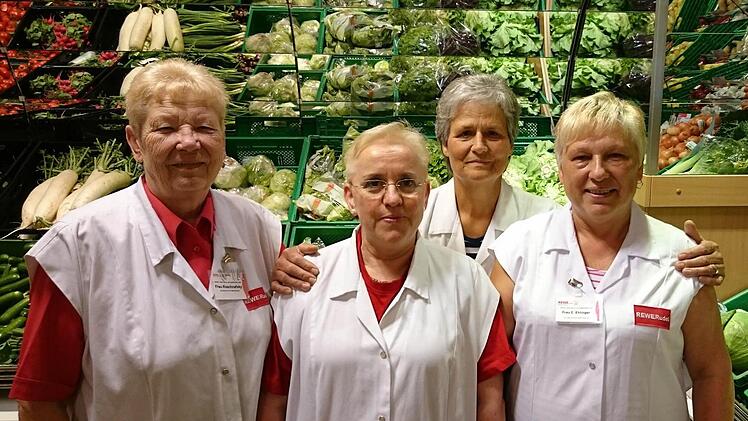 Mitarbeiterinnen der ersten Stunde: (v.li.) Ika Roschnofsky, Chefin Annemarie Rudel, Helga Klose und Erna Ehlinger.