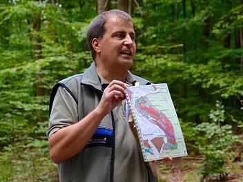 Förster Joachim Dahmer ist seit 13 Jahren für die rund 690 Hektar Gemeindewald des Marktes Burkardroth zuständig. Hier erklärt er beim Waldspaziergang mit Bürgern den Waldumbau in seinem Revier. Foto: Kathrin Kupka-Hahn