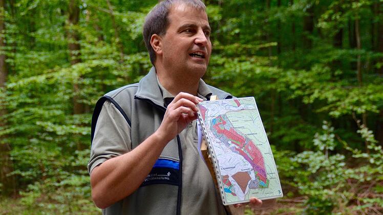 Förster Joachim Dahmer ist seit 13 Jahren für die rund 690 Hektar Gemeindewald des Marktes Burkardroth zuständig. Hier erklärt er beim Waldspaziergang mit Bürgern den Waldumbau in seinem Revier. Foto: Kathrin Kupka-Hahn