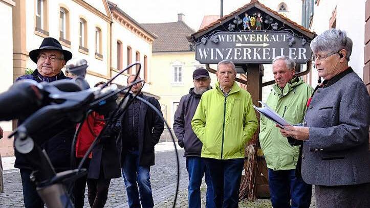 Hintergründe über den Erbauer des Roten Schlosses, Adolph von Dalberg, gab Eva Albert auf ihrer Führung der gescheiten Köpfe preis.  Foto: Gerd Schaar