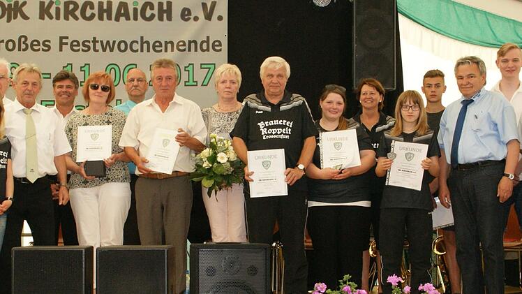 Die Stützen des Vereins: vier neue Ehrenmitglieder, der neue Ehrenvorsitzende und die herausragenden Sportler der DJK mit Vorstandschaft und Bürgermeister Thomas Sechser.
