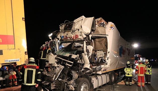 Zwei tödliche Unfälle auf der A3 in kurzer Zeit: Zwei Lkw rasen jeweils in Stauende