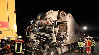 Zwei tödliche Unfälle auf der A3 in kurzer Zeit: Zwei Lkw rasen jeweils in Stauende