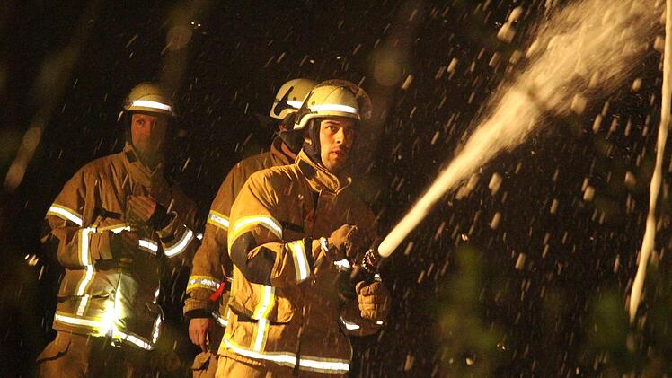 In einer Kleingartenanlage in Bayreuth ist Freitagnacht ein Feuer ausgebrochen. Ein Gartenhaus ist dabei vollständig ausgebannt. Foto: NEWS5 / Holzheimer