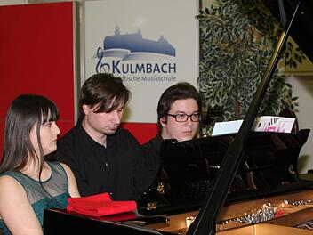 Polina Danilova, Benjamin Schallwig und Lorenz Trottmann haben sich an der Hochschule für Musik in Nürnberg kennengelernt. Jetzt begeisterten die drei Profimusiker mit einem Klavierprogramm der Extraklasse auf dem Steinway-Flügel. Sie spielten sechshändig und verzauberten die Zuhörer. Foto: Sonny Adam