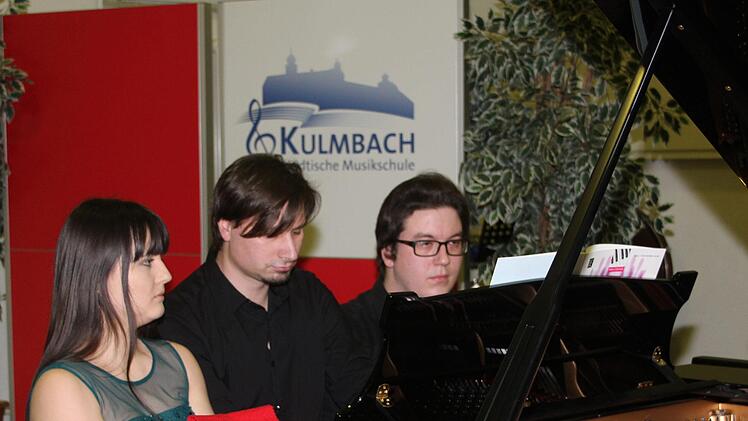 Polina Danilova, Benjamin Schallwig und Lorenz Trottmann haben sich an der Hochschule für Musik in Nürnberg kennengelernt. Jetzt begeisterten die drei Profimusiker mit einem Klavierprogramm der Extraklasse auf dem Steinway-Flügel. Sie spielten sechshändig und verzauberten die Zuhörer. Foto: Sonny Adam
