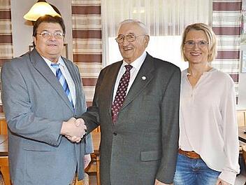 Gratulation zum 85. Geburtstag von Günther Heinlein (Mitte). Mit im Bild Zweiter Bürgermeister Wolfgang Förtsch sowie Cornelia Heinlein (Tochter des Jubilars)  Foto: K.- H. Hofmann
