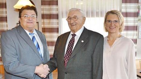 Gratulation zum 85. Geburtstag von Günther Heinlein (Mitte). Mit im Bild Zweiter Bürgermeister Wolfgang Förtsch sowie Cornelia Heinlein (Tochter des Jubilars)  Foto: K.- H. Hofmann