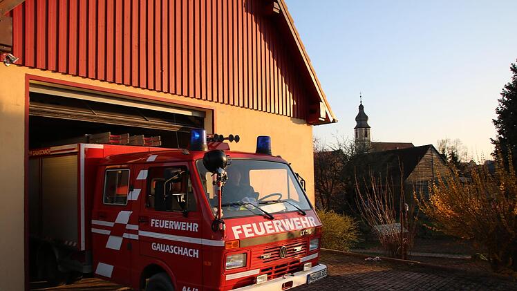 Wenn der Gauaschacher Kommandant Alexander Marx aus dem alten Feuerwehrhaus fährt, geht es ganz schön eng zu. Für ein dringend benötigtes neues Fahrzeug ist hier kein Platz. Den einsturzgefährdeten Giebel hat die Feuerwehr selbst provisorisch stabilisiert und verkleidet. Foto: Ralf Ruppert