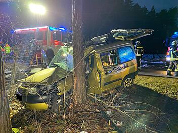 Auf der Stra&szlig;e zwischen Untermembach und Beutelsdorf ist es zu einem Verkehrsunfall gekommen, bei dem mehrere Personen verletzt wurden.